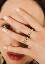 Load image into Gallery viewer, Alliance Miniflower Love 4 , or jaune 18 carats, diamants blancs Porté 3