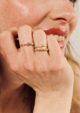 Load image into Gallery viewer, Bague gaia 5 jaune or recyclé, saphirs jaunes, saphirs roses et saphirs bleu clair porté 1