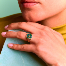 Charger l'image dans la visionneuse de la galerie, Sophie d'Agon, Selene bague en or jaune 18 carats, malachite, saphirs bleu, saphirs jaunes, porté