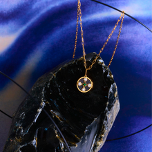 Load image into Gallery viewer, Sophie d'Agon, Selene collier or jaune 18 carats, onyx, diamants blancs, émeraude, porté