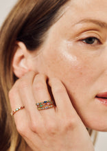 Load image into Gallery viewer, Bague Gaia 2 givre or jaune, saphirs jaunes et bleus, diamants salt and pepper porté
