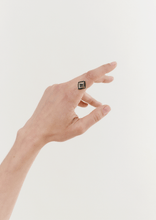 Load image into Gallery viewer, Ginger bague 4 Forêt, émail, saphir, diamants salt & pepper, porté 3
