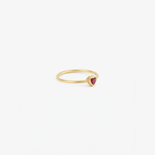 Load image into Gallery viewer, Sophie d'Agon, bague or jaune 18 carats, petit coeur rubis rouge profil