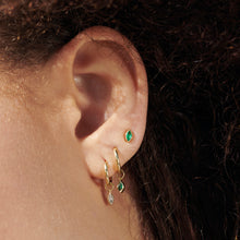 Load image into Gallery viewer, Sophie d'Agon , Puce d'oreilles Georgia 1 Verte , or recyclé , or jaune 18K , émeraude , portée