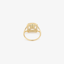 Load image into Gallery viewer, Sophie d'Agon, or jaune 18 carats, bague Rita 4, saphirs bleu gris changeant, diamants salt and pepper, émeraudes, dos