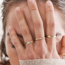 Load image into Gallery viewer, Alliance Miniflower Love 1 , or jaune 18 carats, diamants blancs Porté 1
