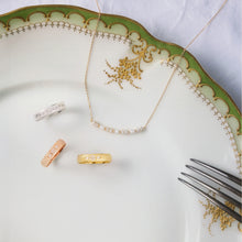 Load image into Gallery viewer, Alliance Miniflower Love 2, or jaune 18 carats, diamants blancs Nature morte 1