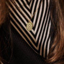 Charger l'image dans la visionneuse de la galerie, Collier Ani 2 Anis en or jaune 18k avec émeraudes et diamants blanc porté 3