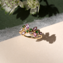 Charger l'image dans la visionneuse de la galerie, Camélia Bague 1 Pivoine, tsavorites, saphirs roses, diamants blancs, nature morte 1