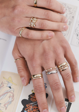 Load image into Gallery viewer, Camélia bague 1 diamant or jaune, diamants, porté 1 Gaia bague 2 diamant, or jaune 18K, diamants blancs, porté