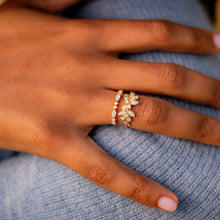 Load image into Gallery viewer, Camélia bague 1 diamant or jaune, diamants, porté 1 Gaia bague 2 diamant, or jaune 18K, diamants blancs, porté 1