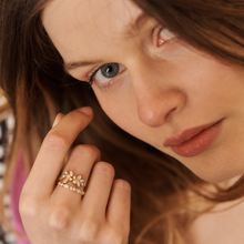 Load image into Gallery viewer, Camélia bague 1 diamant or jaune, diamants, porté 1 Gaia bague 2 diamant, or jaune 18K, diamants blancs, porté 2