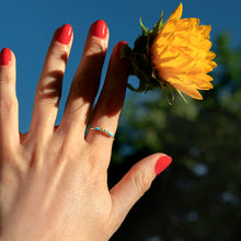 Load image into Gallery viewer, Bague Gaia 6 turquoise or jaune, diamants salt and pepper, turquoises et émeraude porté 1
