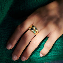 Load image into Gallery viewer, Bague Ginger Or jaune 18 carats Saphir Bleu marine Diamants Salt and Pepper Emeraude Sophie d'Agon porté