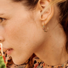 Load image into Gallery viewer, Boucle d'oreille créole Miniflower or jaune, rubis, émeraudes et saphirs rose portée 1