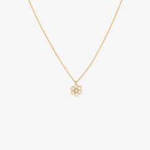 Cargar imagen en el visor de la Galería, Chez Sophie d'Agon, on aime tout particulièrement les pierres précieuses de couleur, il fallait donc une bonne raison pour travailler le diamant blanc. Notre collier Miniflower s'y prête parfaitement. Délicat et étincelant, le collier Miniflower Diamant dépose sur votre peau une fleur de diamants.
Les diamants utilisés pour nos créations sont naturels et certifiés "libres de conflit". Ils sont de pureté VS1 et de couleur GH. (pour les bijoux de la collection Full Diamond).