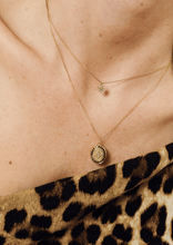 Cargar imagen en el visor de la Galería, Chez Sophie d'Agon, on aime tout particulièrement les pierres précieuses de couleur, il fallait donc une bonne raison pour travailler le diamant blanc. Notre collier Miniflower s'y prête parfaitement. Délicat et étincelant, le collier Miniflower Diamant dépose sur votre peau une fleur de diamants.
Les diamants utilisés pour nos créations sont naturels et certifiés "libres de conflit". Ils sont de pureté VS1 et de couleur GH. (pour les bijoux de la collection Full Diamond).