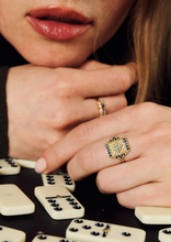 Load image into Gallery viewer, Bague Paloma 1 bleue or jaune, saphirs bleus et jaunes et émeraudes porté 1