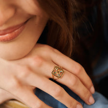 Load image into Gallery viewer, Bague Rita 1 verte or jaune, saphirs, émeraudes et diamants porté 2