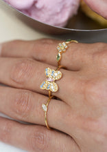 Load image into Gallery viewer, Bague Papillon or jaune 18 carats, saphirs bleus, saphirs jaunes, saphir rose et diamants, portée 3