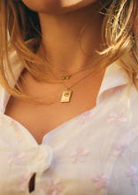 Cargar imagen en el visor de la Galería, Collier Tarot, or jaune 18 carats, saphir rose, saphir jaune, émeraude, diamants blancs, porté 5