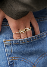 Load image into Gallery viewer, Camélia bague 1 diamant or jaune, diamants porté