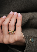 Charger l'image dans la visionneuse de la galerie, Camélia Bague 1 Pivoine, tsavorites, saphirs roses, diamants blancs, porté