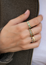 Load image into Gallery viewer, Bague Gaia 2 marine or jaune, saphirs bleus et émeraudes porté