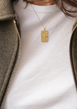 Cargar imagen en el visor de la Galería, Collier Tarot, or jaune 18 carats, saphir rose, saphir jaune, émeraude, diamants blancs, porté