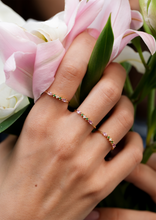 Load image into Gallery viewer, Gaia Bague 6 Pivoine, or jaune 18 carats, saphirs roses, tsavorites, diamant blanc, portée 3