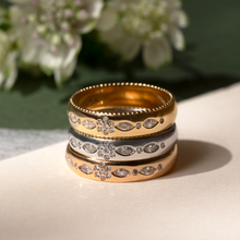 Load image into Gallery viewer, Alliance Miniflower Love 4 , or jaune 18 carats, diamants blancs