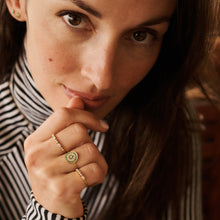 Load image into Gallery viewer, Bague Yellowstone 1 Anis en or 18k avec émeraudes et diamants blancs porté 2