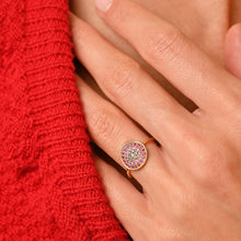 Load image into Gallery viewer, Bague Yellowstone 1 rouge, avec saphir rose, bleu ciel et jaune porté 1