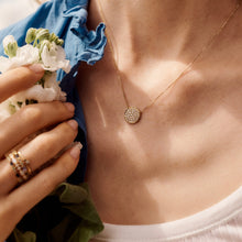 Load image into Gallery viewer, Yellowstone Collier 1 Diamant, or jaune et diamants blancs porté 1