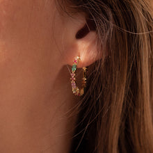 Load image into Gallery viewer, Boucles d'oreilles créoles Gaia or jaune, saphirs, rubis et émeraudes, porté 2
