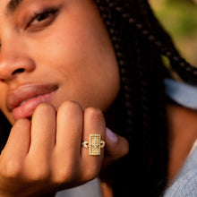 Load image into Gallery viewer, Ava bague 1 diamant or jaune, diamants blancs, portée