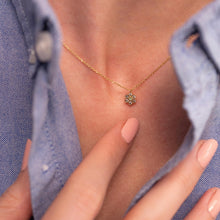 Charger l'image dans la visionneuse de la galerie, Collier Miniflower 1 Brume or jaune, diamants salt and pepper et émeraude porté 1