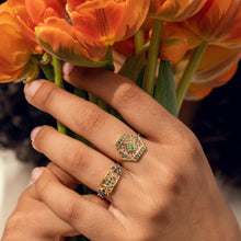 Load image into Gallery viewer, Bague Paloma 1 rose or jaune, émeraudes, saphirs bleus et roses portée