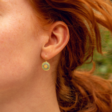 Charger l'image dans la visionneuse de la galerie, Boucle d'oreille Yellowstone verte or jaune, émeraudes et saphirs multicolores portée 2