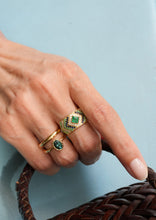 Load image into Gallery viewer, Bague Ani 2 Hydra en or 18k avec émeraudes, saphirs bleus et diamants blancs portée 2
