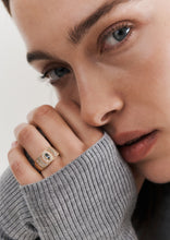 Load image into Gallery viewer, Bague Ani 4 Sable en or 18k avec saphirs vert tilleul, saphirs cognac, saphir vert, diamant blanc portée 1
