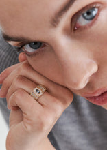Load image into Gallery viewer, Bague Ani 4 Sable en or 18k avec saphirs vert tilleul, saphirs cognac, saphir vert, diamant blanc portée 3
