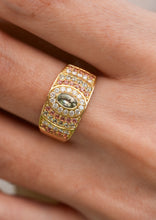 Load image into Gallery viewer, Bague Ani 4 Sable en or 18k avec saphirs vert tilleul, saphirs cognac, saphir vert, diamant blanc portée  5
