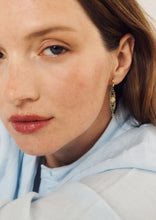 Load image into Gallery viewer, Boucles d’oreilles Ava or jaune, diamants noirs, saphirs jaunes et émeraudes, portées 2
