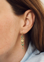 Load image into Gallery viewer, Boucles d’oreilles Ava or jaune, diamants noirs, saphirs jaunes et émeraudes, portées 1
