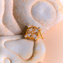 Load image into Gallery viewer, Sophie d'Agon, bague en or jaune 18 carats, Selene, nacre, diamants bruns, diamants blancs, porté
