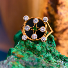 Load image into Gallery viewer, Sophie d'Agon, bague en or jaune 18 carats, Selene, onyx, diamants, diamants blancs, émeraude, nature morte
