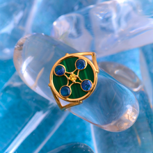 Charger l'image dans la visionneuse de la galerie, Sophie d'Agon, Selene bague en or jaune 18 carats, malachite, saphirs bleu, saphirs jaunes, porté
