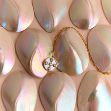 Load image into Gallery viewer, Sophie d'Agon, Selene collier or jaune 18 carats, nacre, diamants bruns, diamants blancs, porté
