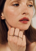 Load image into Gallery viewer, Gaia Bague 2 Rouge avec saphir rose, émeraude et rubis porté 3
